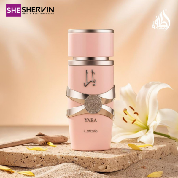 عطر ادکلان زنانه لطافه یارا Lattafa Yara Eau de Parfum100ml یک عطر با رایحه شیرین، وانیلی، گورماند، میوه‌ای و گلی است که برای بانوان طراحی شده است.