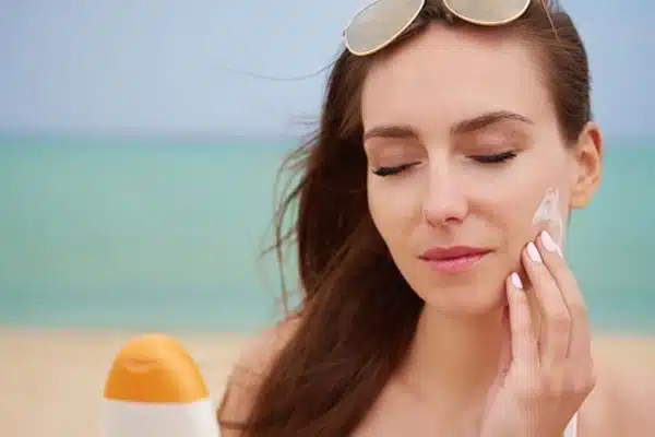 مهم‌ترین تفاوت‌های ضد آفتاب فیزیکی و شیمیایی 